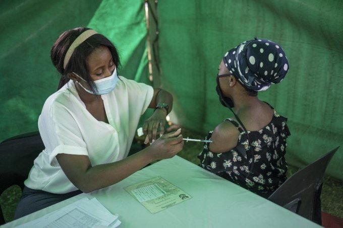 남아프리카공화국 의료진이 코로나19 백신 접종을 진행 중이다./사진=AFP