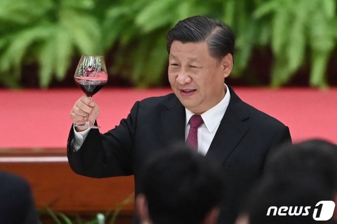 시진핑 중국 국가주석이 지난 10월 30일 (현지시간) 건국 72주년 국경절을 하루 앞두고 베이징의 인민대회당에서 열린 연회에서 리커창 총리의 연설이 끝난 뒤 건배를 하고 있다.  /AFP=뉴스1  