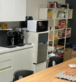 간식이 쌓여있는 휴게실/사진제공=디엑솜