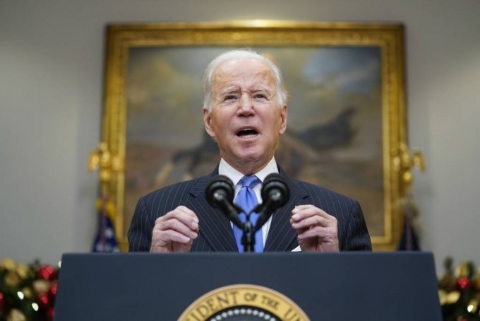 [워싱턴=AP/뉴시스] 조 바이든 미국 대통령이 29일(현지시간) 백악관 루즈벨트룸에서 코로나19 오미크론 변이에 관해 연설하고 있다.