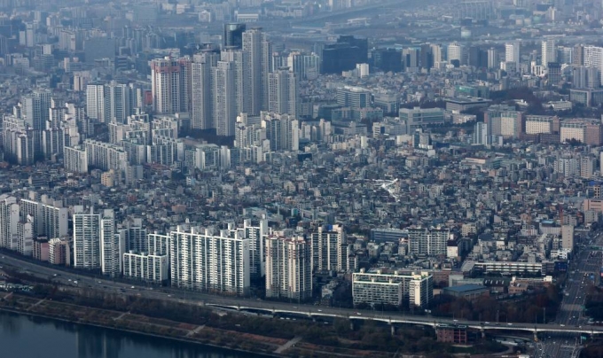 지난달 29일 서울 도심에 아파트와 빌라가 밀집된 모습이 보이고 있다./사진=뉴시스