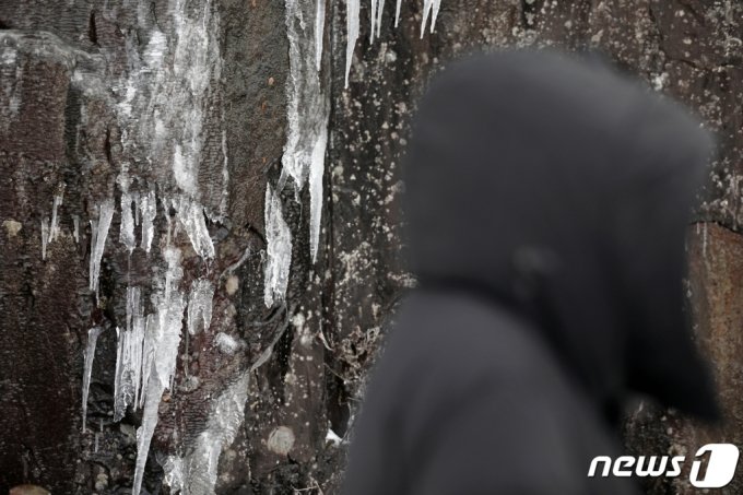 지난 1일 오전 광주 무등산국립공원 얼음바위에 내린 눈이 녹아 고드름이 얼어 있다.  /사진=뉴스1  