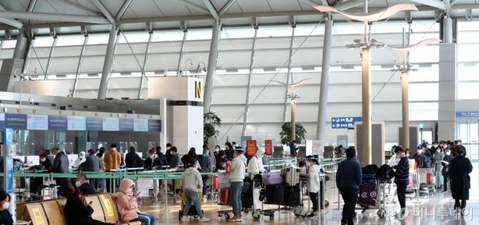 위드 코로나 정책에 맞춰 항공사들의 국제선 운항 재개가 이어지고 있는 가운데 5일 인천국제공항 제1여객터미널에서 탑승객들이 탑승 수속을 하고 있다. /사진=이기범 기자 leekb@