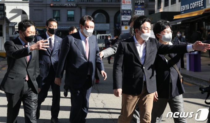 (서울=뉴스1) 오대일 기자 = 윤석열 국민의힘 대선 후보가 3일 오전 서울 여의도 당사에서 열린 비공개 선대위 회의를 마친 후 오찬 장소로 이동하고 있다. 2021.12.3/뉴스1  