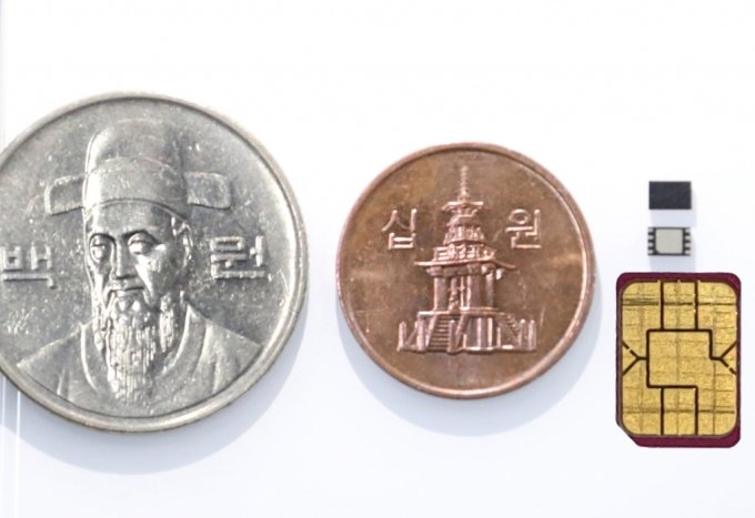 eSIM(오른쪽 위)과 일반 USIM(오른쪽 아래), 동전의 크기를 비교한 모습. /사진=LG유플러스.