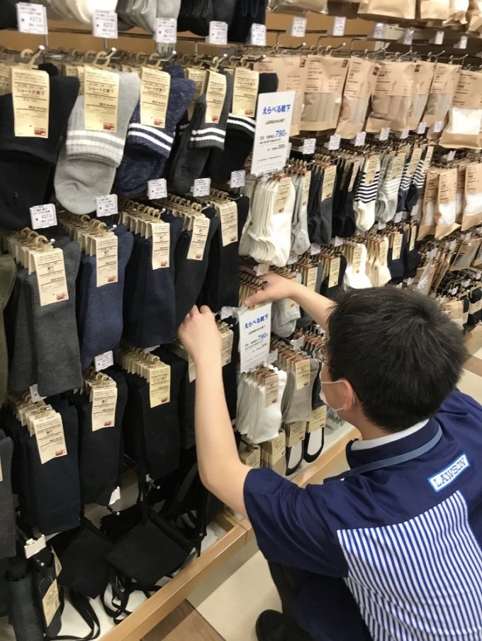 일본의 한 로손 편의점 매장에 무인양품 제품인 양말이 진열돼 있다. /사진=일본 로손 홈페이지