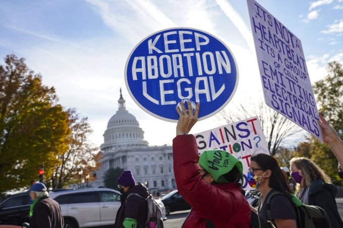1일(현지시간) 미국 연방 대법원 앞에서 &#039;24주 내 임신 중절 합법화&#039; 법안 유지를 요구하는 시민단체/사진=AFP