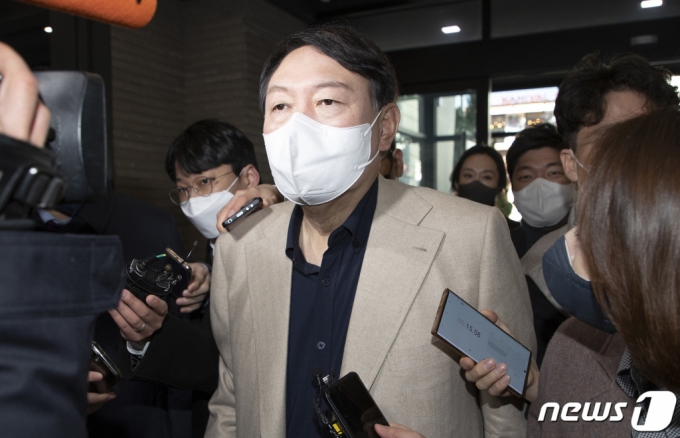 (서울=뉴스1) 이동해 기자 = 윤석열 국민의 힘 대선후보가 선대위 출범식을 앞둔 19일 여의도 당사로 들어서고 있다. 2021.12.5/뉴스1