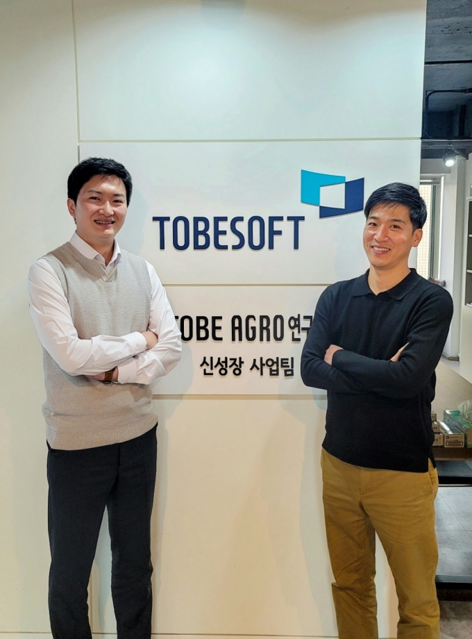 투비소프트의 농수산물 전문 메타버스 플랫폼을 개발하고 있는 김성준 수석(왼쪽)과 정재송 그룹장