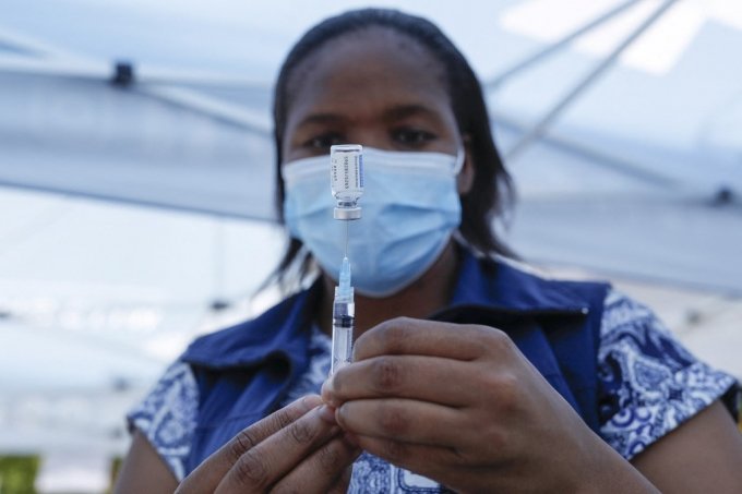 코로나19 백신 접종을 준비 중인 남아공 의료진/사진=AFP