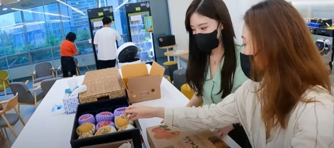 그린랩스 직원들이 '팜모닝 나눔마켓'에서 과일들을 고르고 있다. 