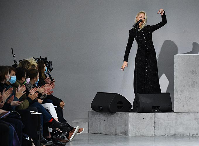 모델 수주가 샤넬 2021-22 공방 컬렉션에서 노래를 부르는 모습./사진=AFP/뉴스1