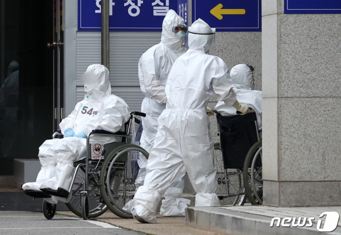 지난 9일 오후 서울 은평구 서울시립서북병원에서 의료진들과 코로나19 환자들이 CT검사 등을 위해 함께 이동하고 있다. /사진=뉴스1   