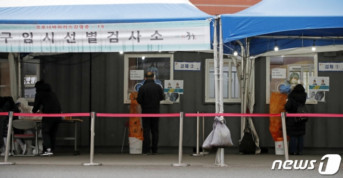 10일 오전 서울 중구 서울역광장에 마련된 코로나19 임시 선별검사소에서 검사가 진행되고 있다. 2021.12.10/뉴스1