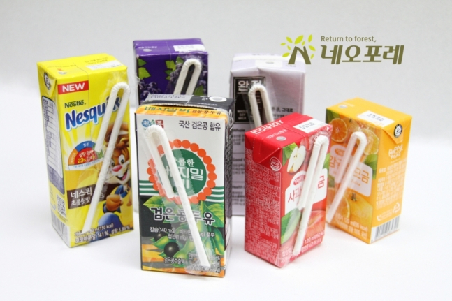 무림SP가 생산한 원지로 만든 U자형 종이빨대가 적용된 제품 자료사진./사진=무림