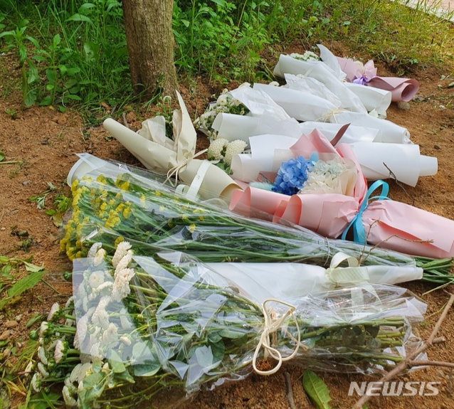 지난 5월 12일 여중생 2명이 쓰러진 채 발견된 충북 청주시 청원구 한 아파트 단지 내 나무 밑에 이들의 죽음을 추모하는 꽃다발들이 놓여 있다. /사진=뉴시스