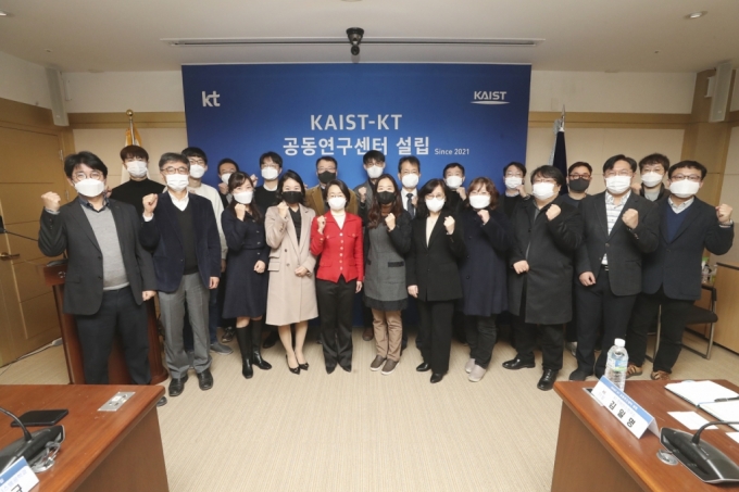  KT와 KAIST는 14일 대전 KAIST 본관에서 공동연구센터 설립 및 공동 연구과제 추진을 위한 킥오프 행사를 개최했다. 행사 후 류석영 KAIST 전산학부장(첫째 줄 왼쪽부터 5번째)과 배순민 KT AI2XL연구소장(첫째 줄 왼쪽부터 6번째) 등 참석자들이 기념촬영을 하고 있다.  /사진제공=KT