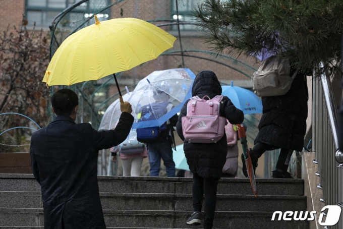 지난달 30일 서울 시내의 한 초등학교에서 학생들이 등교하고 있다. /사진=뉴스1