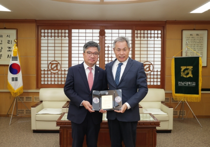 전남대가 안영근(좌)우수학술연구자로 선정하고 연구비 1억 지원.