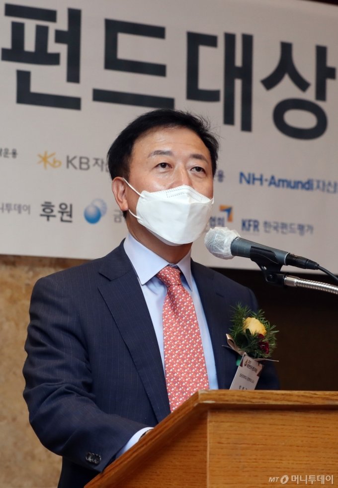 [사진]'대한민국 펀드대상' 심사평하는 박영규 교수