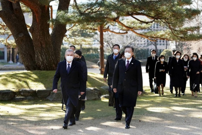 [서울=뉴시스] 김진아 기자 = 문재인 대통령과 샵카트 미르지요예프 우즈베키스탄 대통령이 17일 청와대에서 친교오찬을 위해 상춘재로 향하고 있다. 2021.12.17.