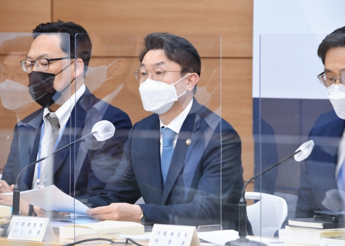이억원 기획재정부 1차관(가운데)이 지난 17일 정부세종청사에서 열린 &#039;2022년 경제정책방향&#039; 사전 브리핑에서 발언하고 있다./사진=기획재정부