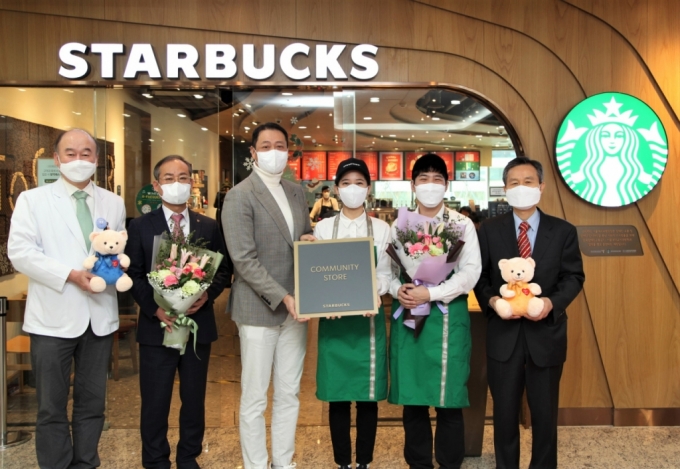 왼쪽부터 첫번째 구영 서울대학교 치과병원장, 이경훈 한국장애인고용공단 국장, 송호섭 스타벅스커피 코리아 대표이사와 오른쪽 첫번째 오지철 하트-하트재단 회장이 20일 스타벅스 서울대치과병원점에서 서울대치과병원점 개점 1주년 및 커뮤니티 스토어 3호점 전환 축하 기념식에서 기념 촬영하고 있다./사진= 스타벅스