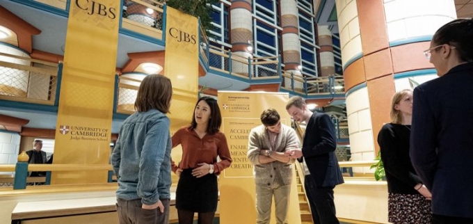 정수민 샤코 뉴로텍 대표(왼쪽 두번째)가 캠브리지 경영대에서 연설 준비를 하고 있다. 