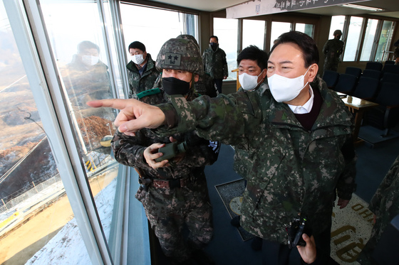 (철원=뉴스1) 국회사진취재단 = 윤석열 국민의힘 대선 후보가 20일 강원도 철원 육군 3사단 부대(백골 OP)를 방문해 군관계자에게 보고를 받은뒤 손식 육군 3사단장(왼쪽)과 북측을 바라보고 있다. 2021.12.20/뉴스1  