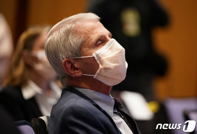 (베데스다 AFP=뉴스1) 우동명 기자 = 조 바이든 미국 대통령의 최고 의료 고문인 앤서니 파우치 국립알레르기·감염병 연구소장이 2일(현지시간) 매릴랜드주 베데스다의 국립보건원(NIH)에서 바이든 대통령의 오미크론 변이 대책 연설을 듣고 있다. (C) AFP=뉴스1