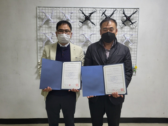 엔이에스 박진수 대표(사진 왼쪽)가 세경대학교와 산학협력을 체결하고 기념 촬영을 하고 있다/사진제공=엔이에스