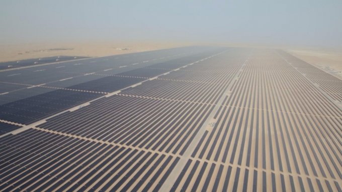  &#039;무함마드 빈 라쉬드 알 막툼 솔라파크(Mohammed Bin Rashid Al Maktoum Solar Park, MBRM)&#039;에 끝없이 깔려 있는 태양광 패널들/사진=두바이수전력청(DEWA) 유튜브 영상 갈무리