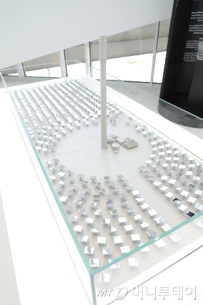 MBRM 솔라파크 이노베이션 센터에 공개돼 있는 집중형 태양열 발전 설비 모형/두바이(UAE)=민동훈 기자