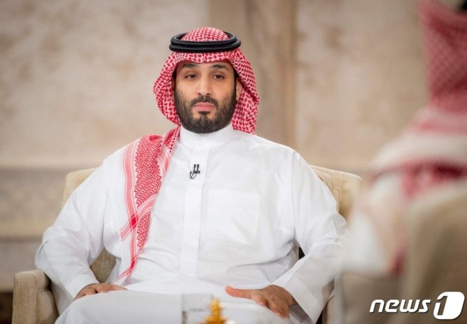 (리야드 AFP=뉴스1) 우동명 기자 = 무함마드 빈 살만 사우디아라비아 왕세자가 27일(현지시간) 리야드에서 비전 2030 프로젝트 선포 5주년을 맞아 언론과 인터뷰를 하고 있다.  (C) AFP=뉴스1  