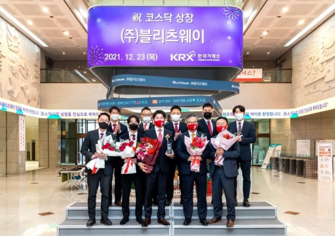  (왼쪽 첫줄 세번째부터) 배성웅 블리츠웨이 대표, 오익근 대신증권 대표가 23일 서울 여의도 한국거래소에서 열린 블리츠웨이 상장 기념식 촬영을 하고 있다.