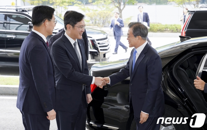 문재인 대통령이 10일 오전 충남 아산시 삼성디스플레이 아산공장에서 열린 삼성디스플레이 신규 투자 및 상생협력 협약식에 도착, 이재용 부회장과 인사하고 있다. (청와대 제공) 2019.10.10/뉴스1  