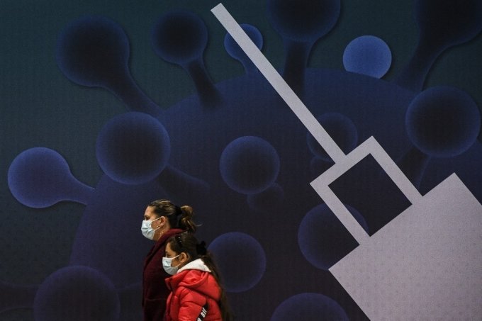 포르투갈의 코로나19 백신 접종소를 방문한 청소년과 학부모/사진=AFP