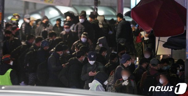 서울 구로구 남구로역 인근의 인력시장에 사람들이 줄을 서 있다 /사진=뉴스1 