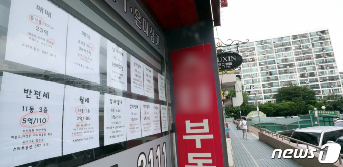 (서울=뉴스1) 김명섭 기자 = 20일 서울 강남구 은마아파트 상가 부동산 업체에 거래정보가 붙어 있다. 최근 은마아파트 전·월세 물량이 급증했다. 부동산업계는 재건축 2년 의무 거주 폐지를 그 원인으로 꼽았다. 물량이 급격히 증가하면서 은마아파트 전셋값도 최대 1억원 급락하는 등 재건축 2년 의무 거주 백지화에 따른 임대차 시장 영향에 관심이 쏠린다. 2021.7.20/뉴스1  