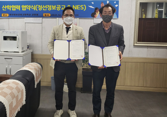 박진수 엔이에스 대표(사진 왼쪽)가 정선정보공업고등학교와 산학협력을 체결하고 기념 촬영을 하고 있다/사진제공=엔이에스