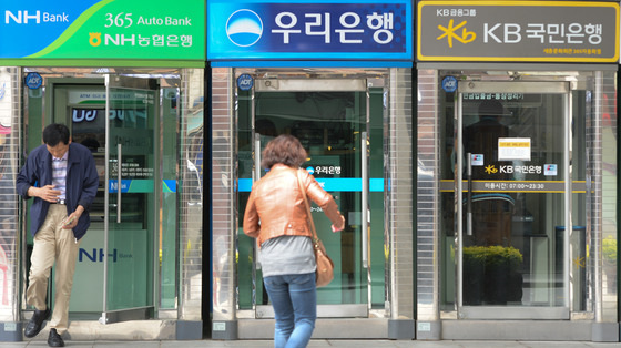 만 65세 이상 어르신, 내년부터 주요 은행 ATM 무료로 이용 - 머니투데이 만 65세 이상 어르신, 내년부터 주요 은행 Atm 무료로 이용 - 머니투데이