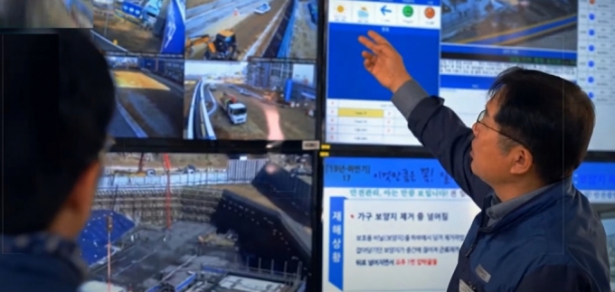 포스코ICT 직원이 스마트 현장관리시스템 &#039;스마트 세이프티&#039;를 활용해 관제실에서 산업현장의 안전·공정 관리 상황을 모니터링하고 있다. /사진=포스코ICT