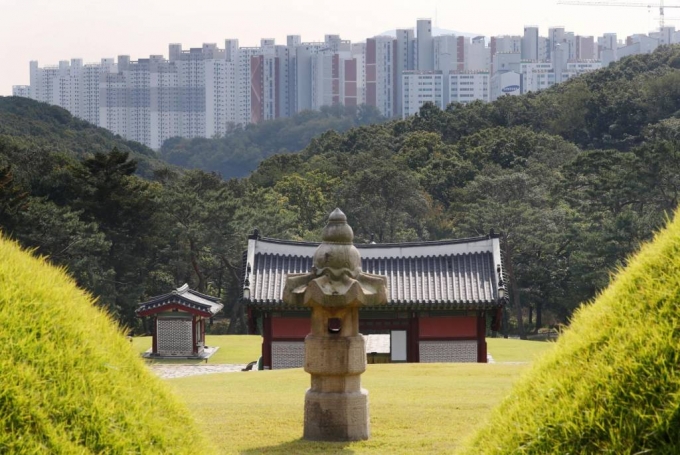 김포 장릉 인근 인천 검단 아파트 불법 건축과 관련해 논란이 계속되고 있는 김포시 장릉(사적 제202호)에서 문제의 검단 신도시 아파트가 보이고 있다. /사진=뉴시스