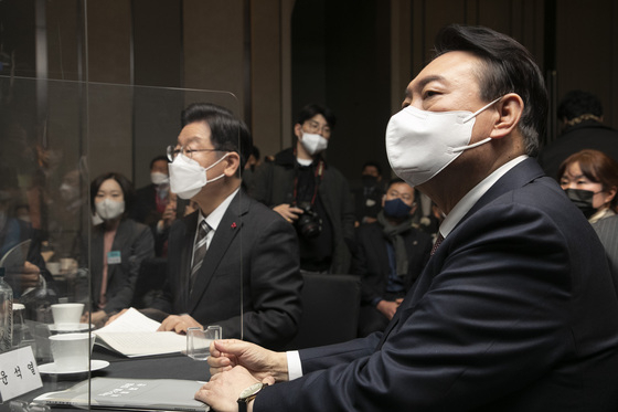 (서울=뉴스1) 구윤성 기자 = 이재명 더불어민주당 대선 후보와 윤석열 국민의힘 대선 후보가 28일 서울 여의도 페어몬트 앰배서더 서울 호텔에서 열린 '국가균형발전을 위한 지방소멸대응특별법안' 국회발의 간담회에 참석해 나란히 앉아 있다. 2021.12.28/뉴스1 