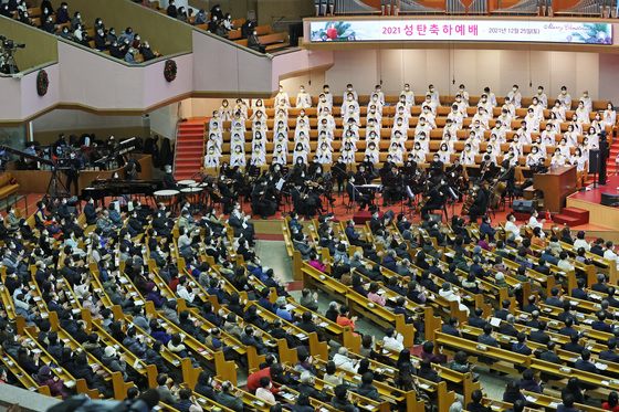 지난달 19일 오전 서울의 한 교회에서 백신 접종을 완료한 신도들이 예배를 드리고 있다. /사진제공=뉴스1