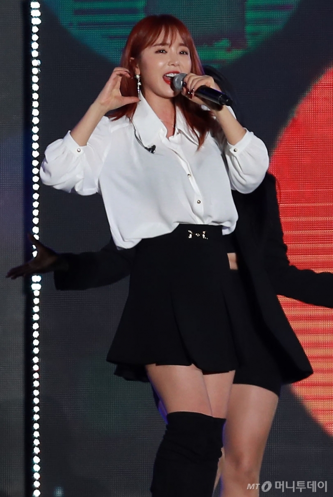 가수 홍진영이 1일 오후 인천광역시 연수구 송도동 인천국제여객터미널 일대에서 진행된 '2020 코리아뮤직 드라이브 인 페스티벌'(KMDF)에서 멋진 무대를 선보이고 있다. /사진=이동훈 기자 photoguy@