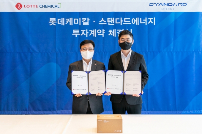롯데케미칼 기초소재사업 황진구 대표(왼쪽)와  김부기 스탠다드에너지 대표가 투자계약 체결식을 갖고 있다. /사진=롯데케미칼 제공 