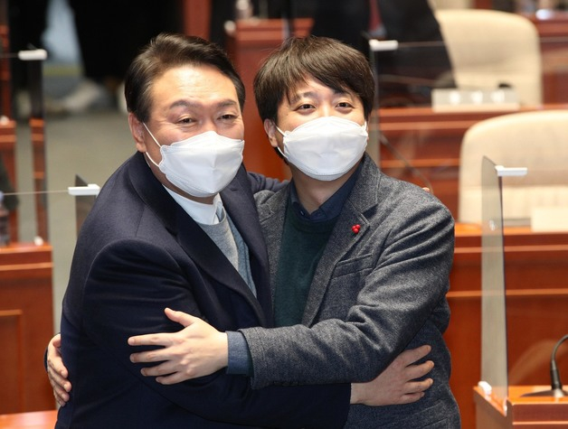 윤석열 국민의힘 후보와 이준석 국민의힘 대표가 지난 6일 오후 서울 여의도 국회에서 열린 의원총회에서 화해하며 포옹하고 있다/사진=뉴스1