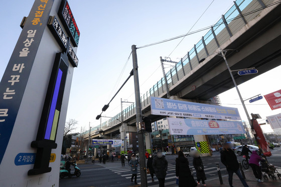 (서울=뉴스1) 성동훈 기자 = 4일 오전 서울 광진구 자양사거리에 코로나19 백신 접종률이 온도계 형태로 표시되고 있다. 2022.1.4/뉴스1