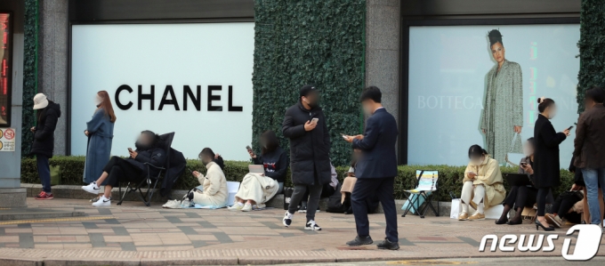 2일 오전 서울 중구 신세계백화점 본점에서 시민들이 입장을 위해 줄 서 있다.  2021.11.2/뉴스1  